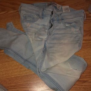 LIGHT WASH RIPPED HOLLISTER JEANS